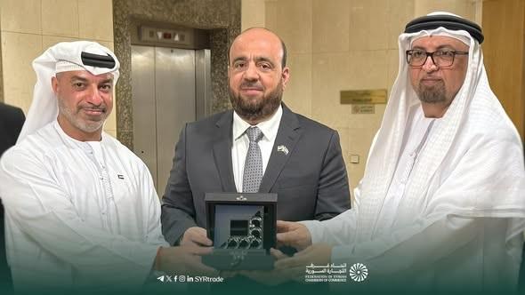 الوفد الإماراتي يكرم رئيس اتحاد غرف التجارة السورية في افتتاح المنتدى الاستثماري الأول